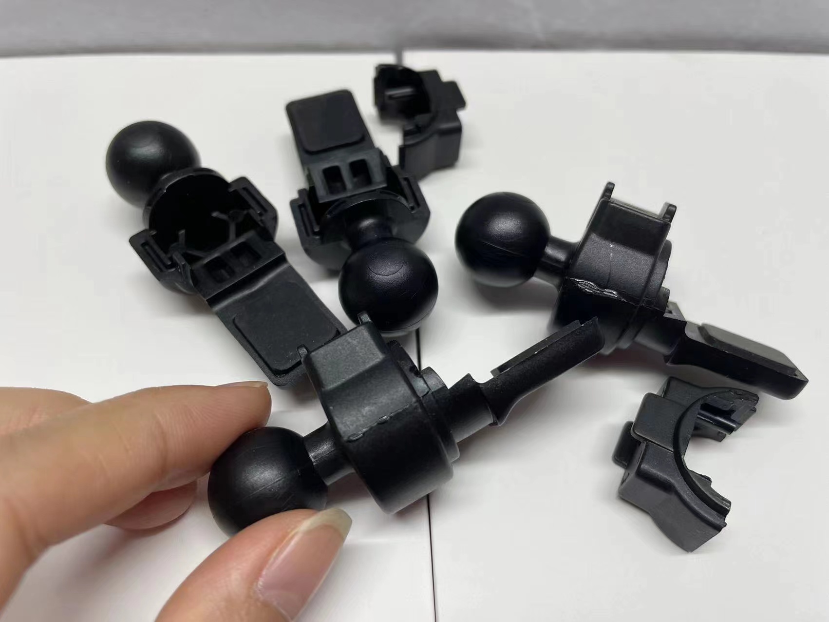PC粘接PS專用膠水-九點膠業(yè)為客戶解決汽車內(nèi)飾支架粘接難題